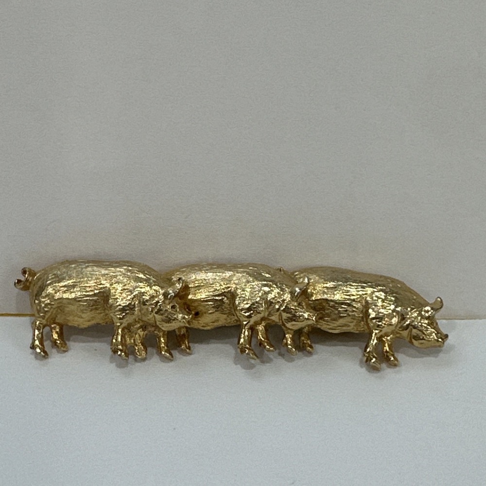 Vtg Gold Tone Three Pigs in a Row Brooch Pin Brushed Satin Finish Farm Animal